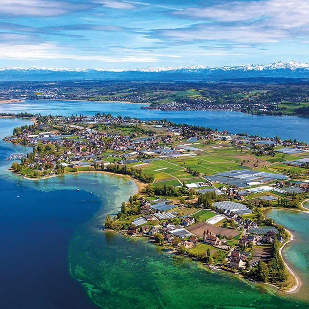 Aus der Vogelperspektive wird die besondere Lage der Insel Reichenau sichtbar. Mitten im Bodensee gelegen, profitieren die Gemüsekulturen von einem außergewöhnlich milden Klima, vielen Sonnenstunden und den ausgleichenden Einflüssen des Wassers. Diese natürlichen Voraussetzungen machen die Reichenau seit Jahrhunderten zu einer der bedeutendsten Gartenbau- und Kulturlandschaften Europas.